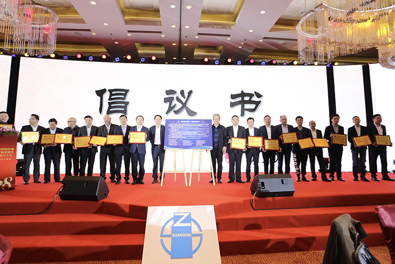 1521351154516295.jpg 現(xiàn)場頒發(fā)上海市室內(nèi)裝飾行業(yè)協(xié)會住宅裝飾裝修專業(yè)委員會發(fā)起單位牌匾.jpg