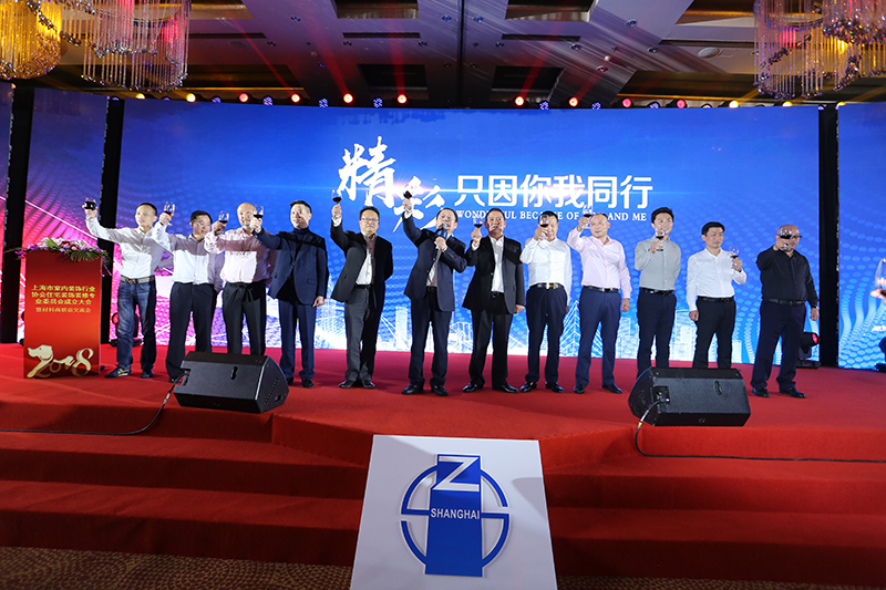 1521351211374806.jpg 各主任單位領(lǐng)導(dǎo)共同舉杯祝愿住宅裝修專業(yè)委員會越辦越好.jpg